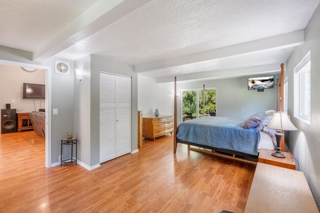 Building Photo - Rare Home on Creek Front Property!