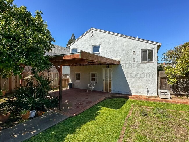 Building Photo - 4048 Maple Ave