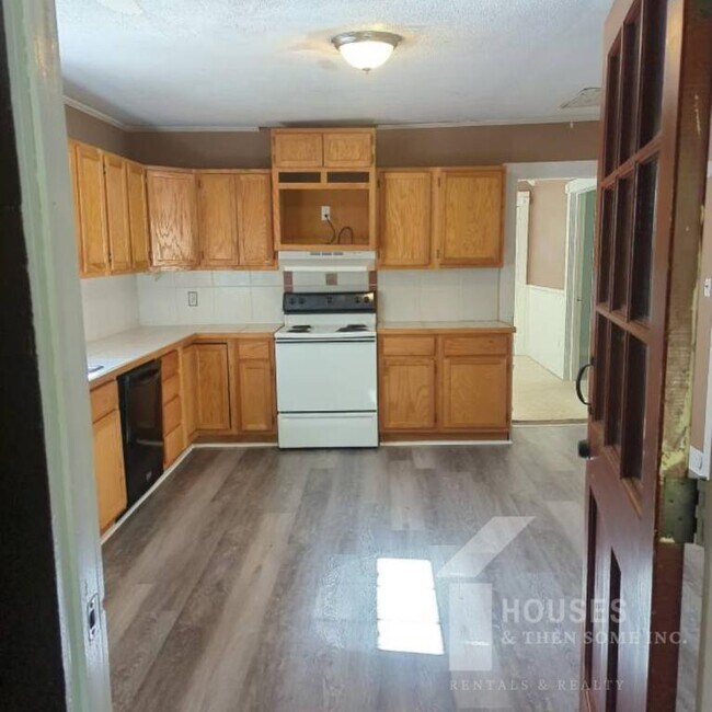 Building Photo - 108 Davis St