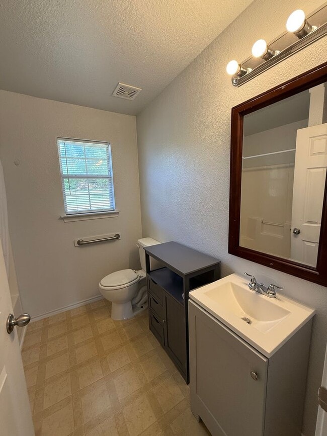 Building Photo - 2 Bedroom in Hughes Springs ISD