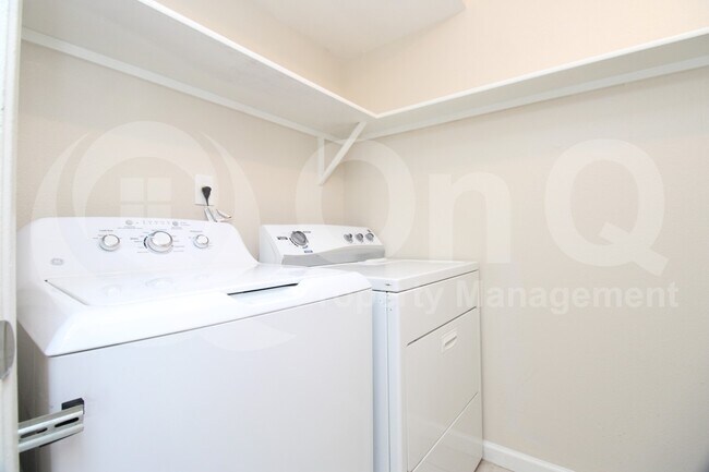 Building Photo - 928 E Diamond Dr