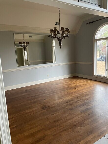 Building Photo - 805 W Suggs Dr