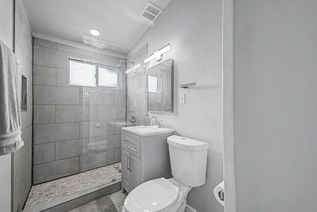 Building Photo - 2025 E Howe Ave