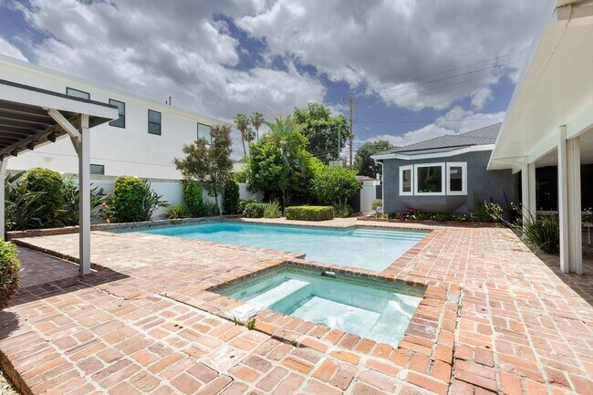 Building Photo - Spacious 5-Bedroom, 3-Bath Home with Pool ...