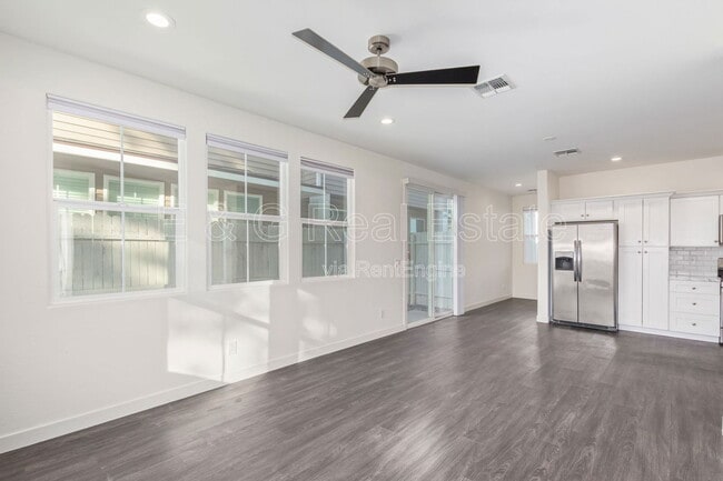 Building Photo - 3218 W Glendale Ave