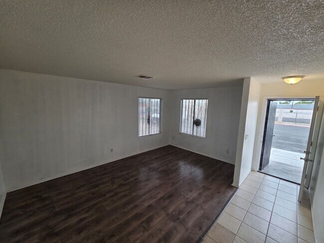 Building Photo - Spacious 2-Bedroom Apartment Near Downtown...