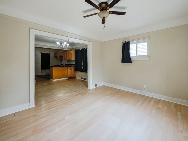 Building Photo - Charming 3 Bedroom Home Available in Quiet Pontiac Neighborhood