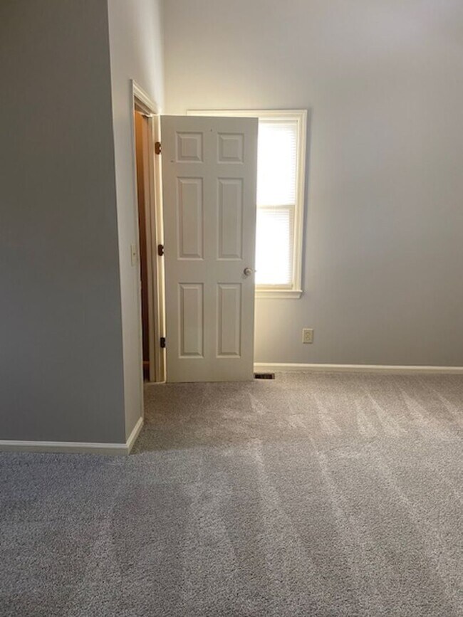 Building Photo - Quiet North Columbus Home