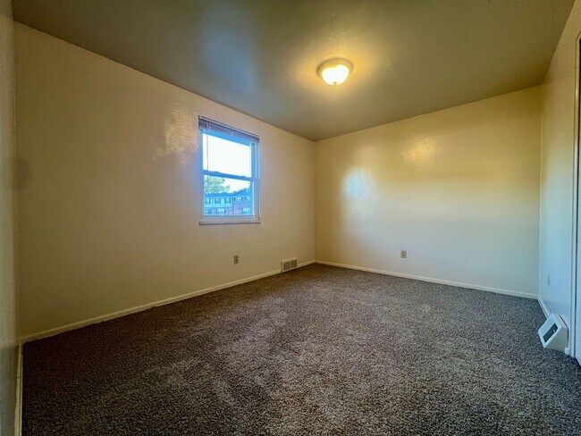 Building Photo - Must-See Two Bedroom Townhouse in Plum! Up...