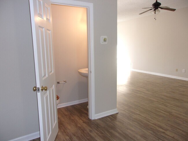 Building Photo - 3 Bedroom / 2.5 Bathroom with 2 car garage...