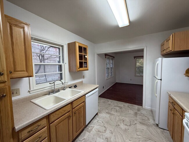 Building Photo - Two bedroom, One bathroom, Pet Friendly Ho...