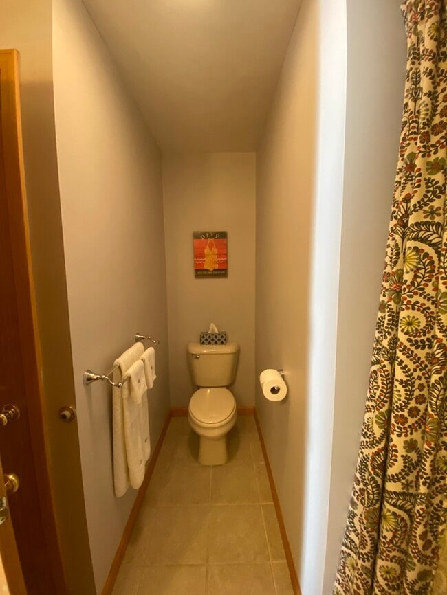 Building Photo - Gorgeous 3 bedroom 2.5 bath with one stall detached garage and fenced in backyard for rent!