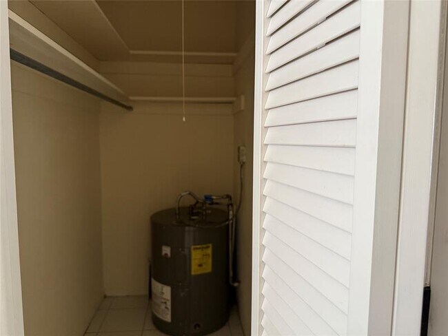 Building Photo - 1219 NE 14th Ave