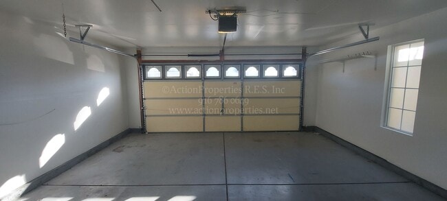 Building Photo - Rocklin  Highland Park  3 bedroom 2 bathroom, Great Room Floor Plan with Tile Flooring,  Fenced Yard