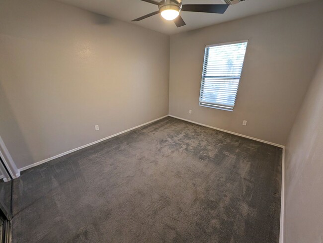 Building Photo - 3 Bedroom Home in the Waterford Square Com...