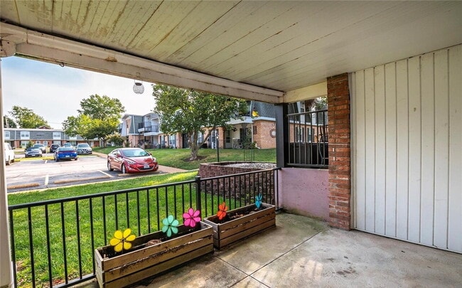 Building Photo - Bright & Spacious Unit with Natural Light