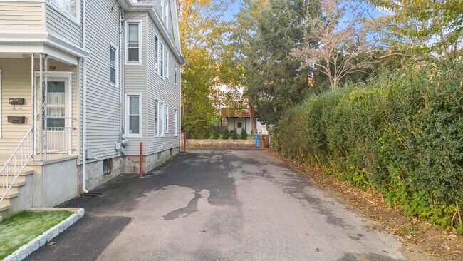 Building Photo - 32 Oak Ave
