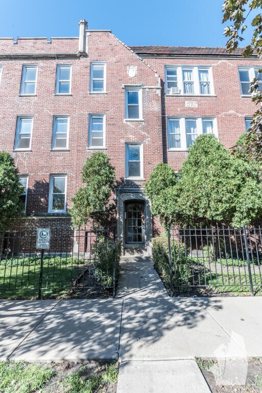 Building Photo - 3040 W Wellington Ave