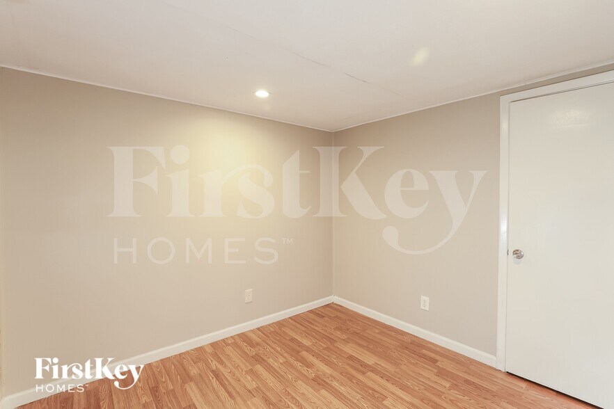 Building Photo - 4800 N Wallace Dr