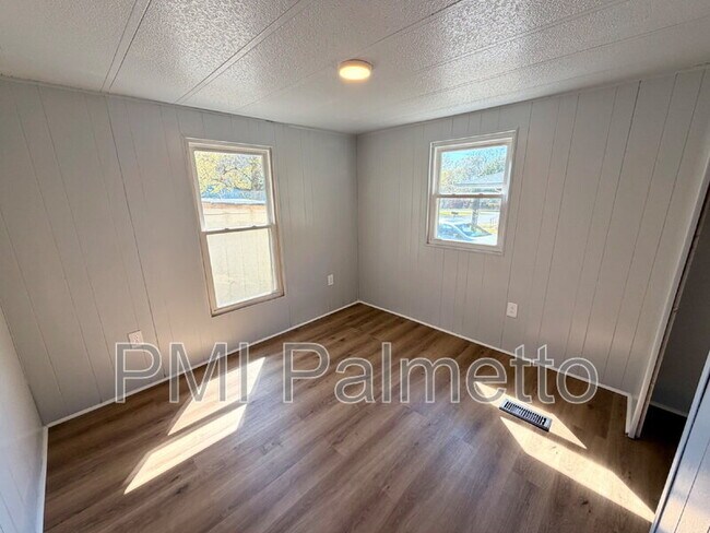 Building Photo - 3911 Persimmon St