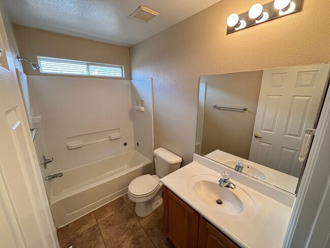 Building Photo - Gorgeous 2Bed/2Bath/1CarGarage TownHouse, located in the NW part of the valley