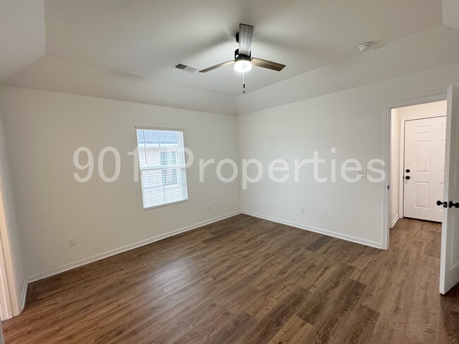 Building Photo - 565 Fernwood Dr