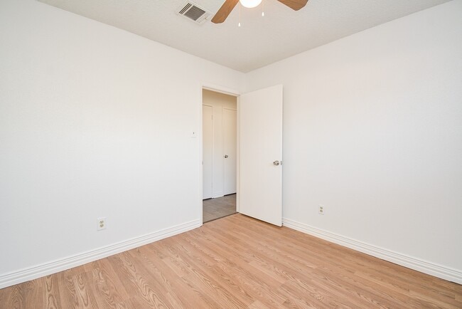 Building Photo - 4906 E Orem Dr