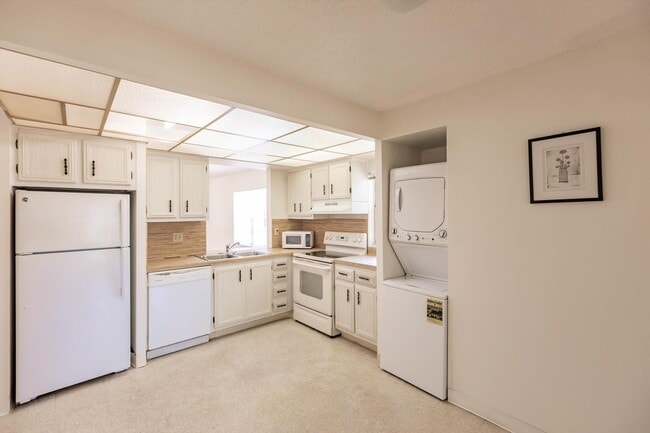 Building Photo - 5029 Rose Hill Dr