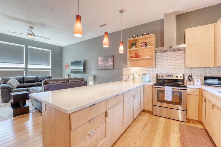 Building Photo - 330 W 5th St