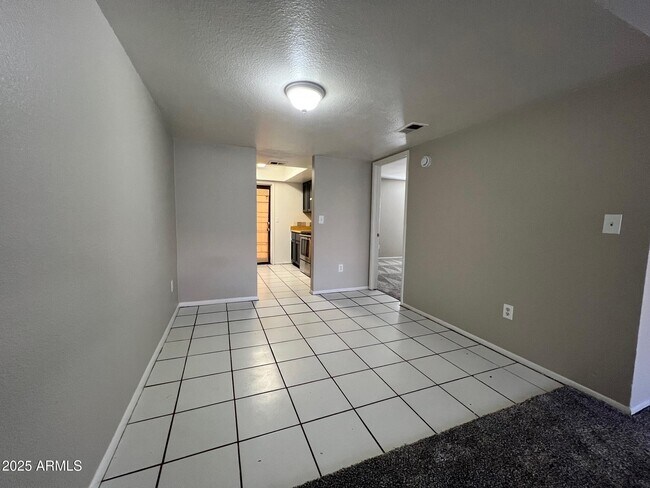 Building Photo - 1927 E Hampton Ave