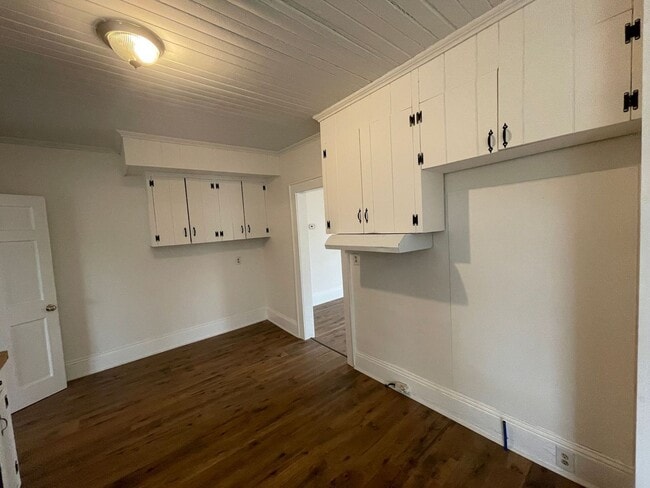 Building Photo - 4 bedroom 2 bathroom house available!   Freshly Painted-New Flooring