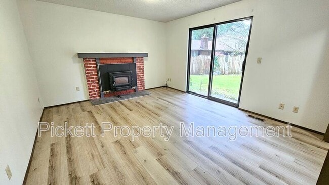 Building Photo - 5401 Pineridge Dr NE