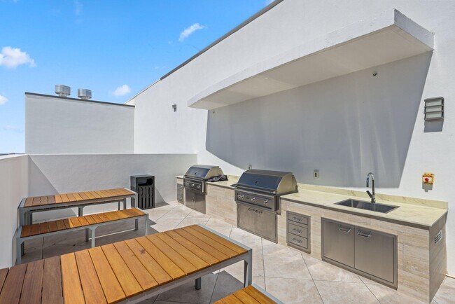 Building Photo - 220 Lake Shore Dr