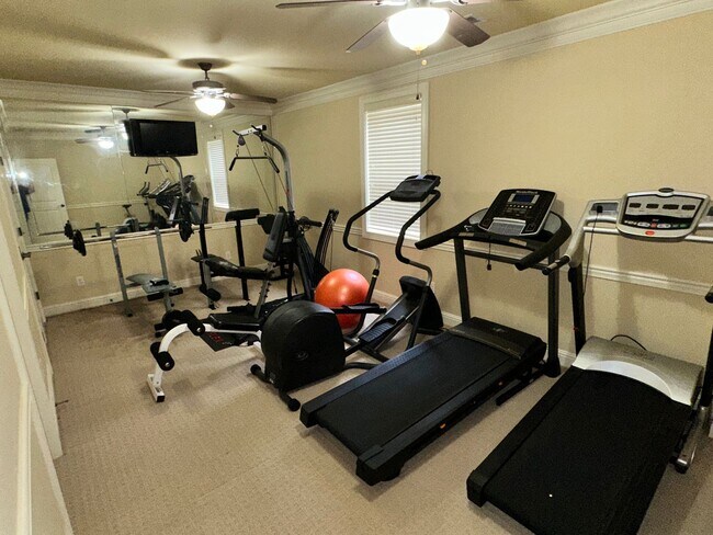 Building Photo - BEAUTIFUL, SPACIOUS 5 BR, 4.5 BATH HOME! G...