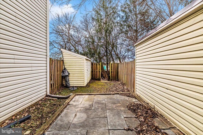 Building Photo - 584 Cotswold Ct