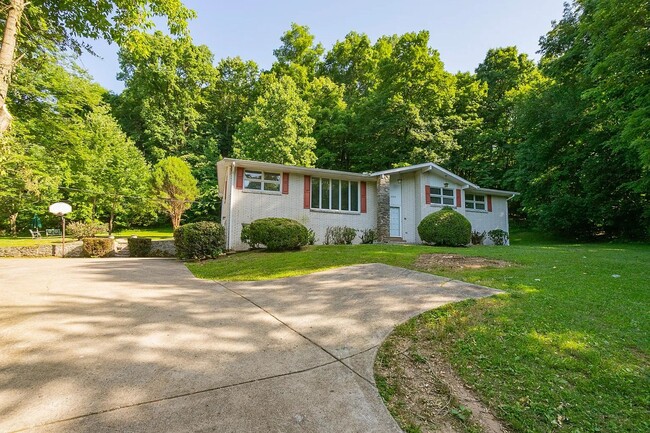 Building Photo - Brentwood Oasis: Newly Renovated 3 Bed, 2 ...