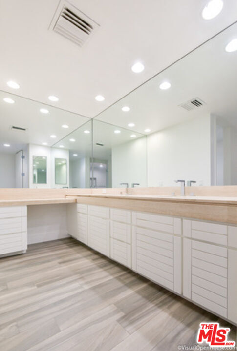 Building Photo - 268 S Lasky Dr