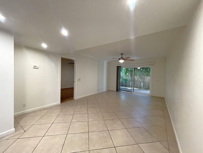 Building Photo - AVAILABLE NOW! 2 Bed 2 Bath Condo in Palm ...