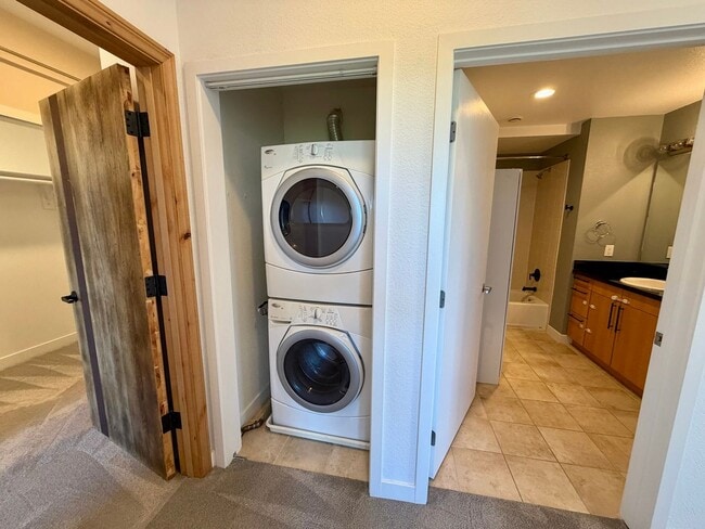 Building Photo - Corner Unit With Views