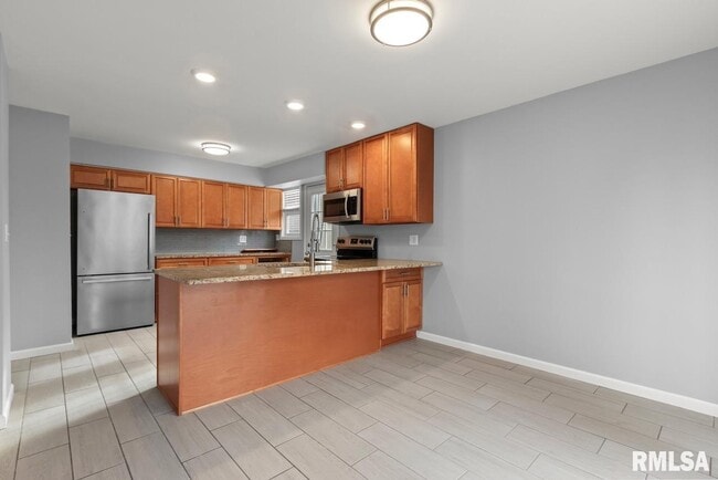 Building Photo - 2022 W Glen Ave