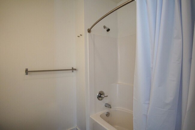 Building Photo - Modern 2nd Floor Studio with D/W & Washer/...