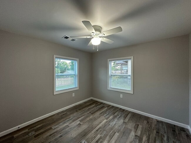 Building Photo - * Move-In Special * Cozy 2 Bedroom 1 Bathr...