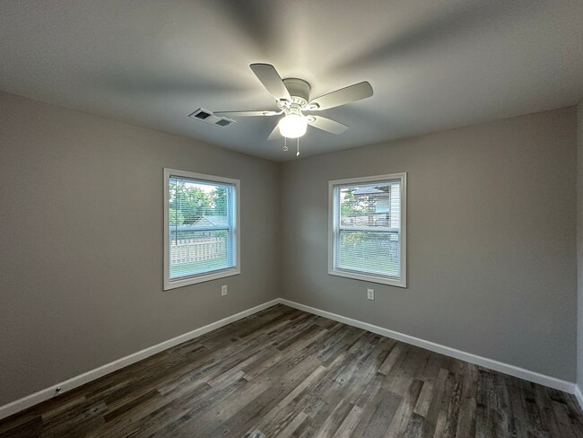 Building Photo - Cozy 2 Bedroom 1 Bathroom for Rent!