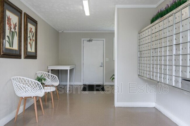 Building Photo - 5858 Century Oaks Dr