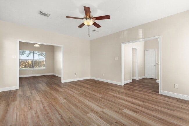 Building Photo - 3803 Redbud Dr