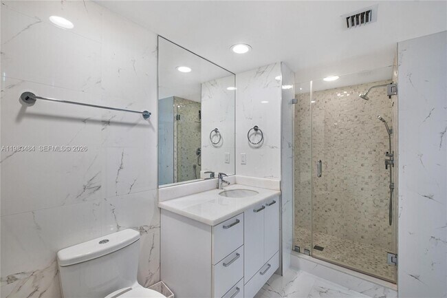 Building Photo - 16425 Collins Ave