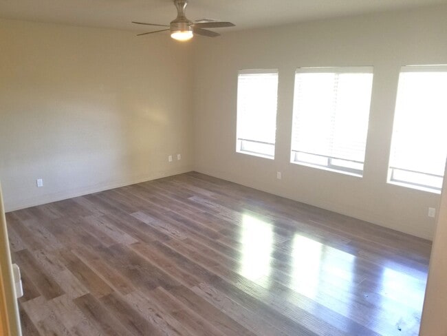 Building Photo - Beautiful, Pet Friendly, Multi-level, 2110 sqft, Luxury Townhouse w/A/C! 3 Bed, 2.5 Bath, + Loft ...