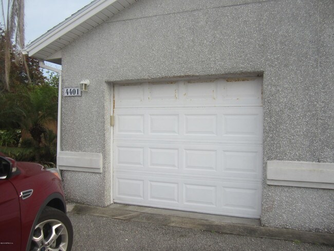 Building Photo - 4401 Seagate Ln N