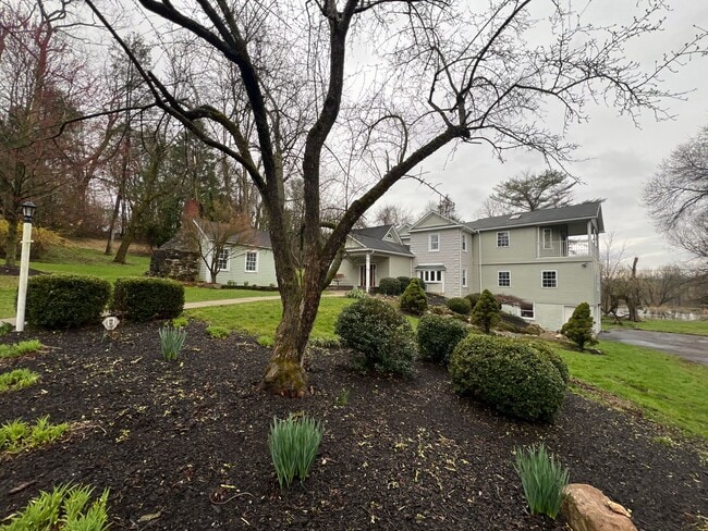 Building Photo - Gorgeous 3 bed, 2 bath home | Lawn Care Included