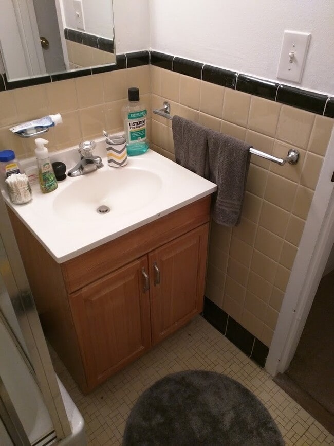 Building Photo - 1 BDRM APARTMENT FOR RENT.